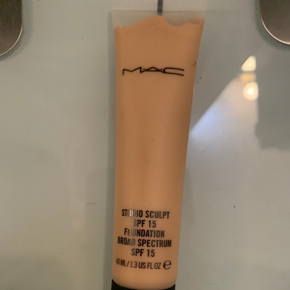 MAC Studio Sculpt NC 20 Foundation